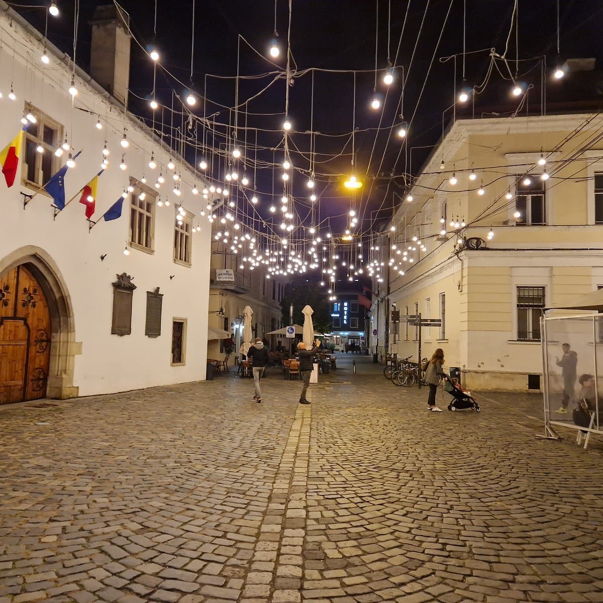Strada pietonală din centrul vechi Cluj, seara, cu felinare