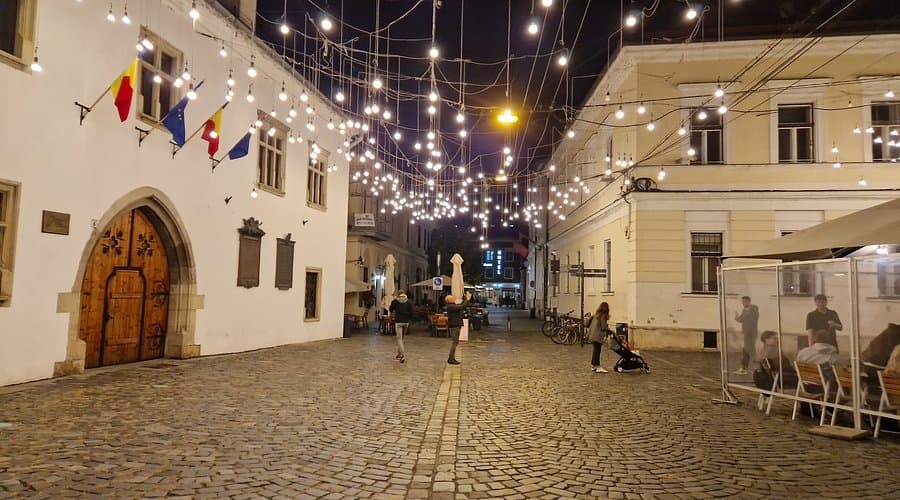Strada pietonală din centrul vechi Cluj, noaptea, cu felinare