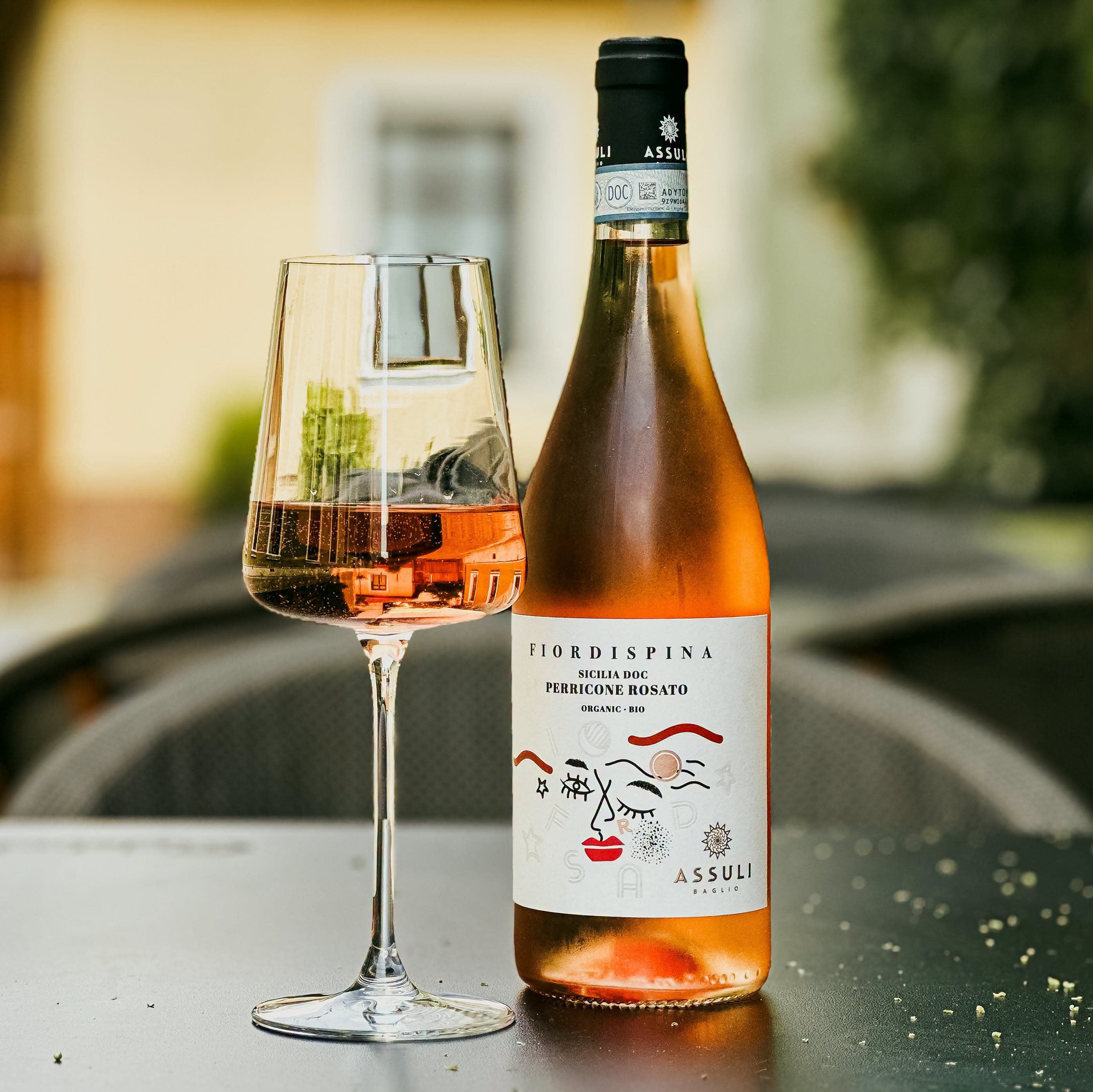 Vin roze organic sicilian, alături de un pahar