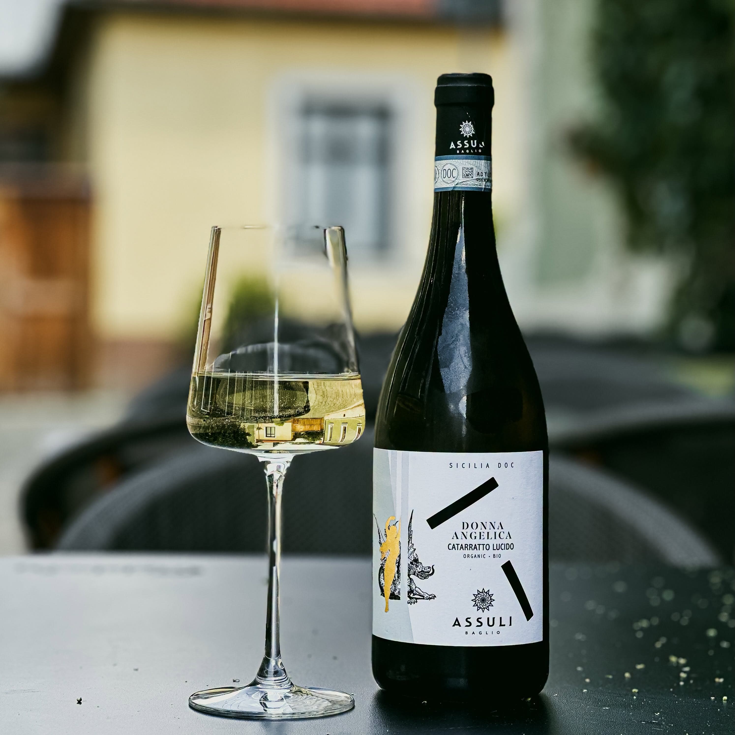 Vin alb organic sicilian, alături de un pahar