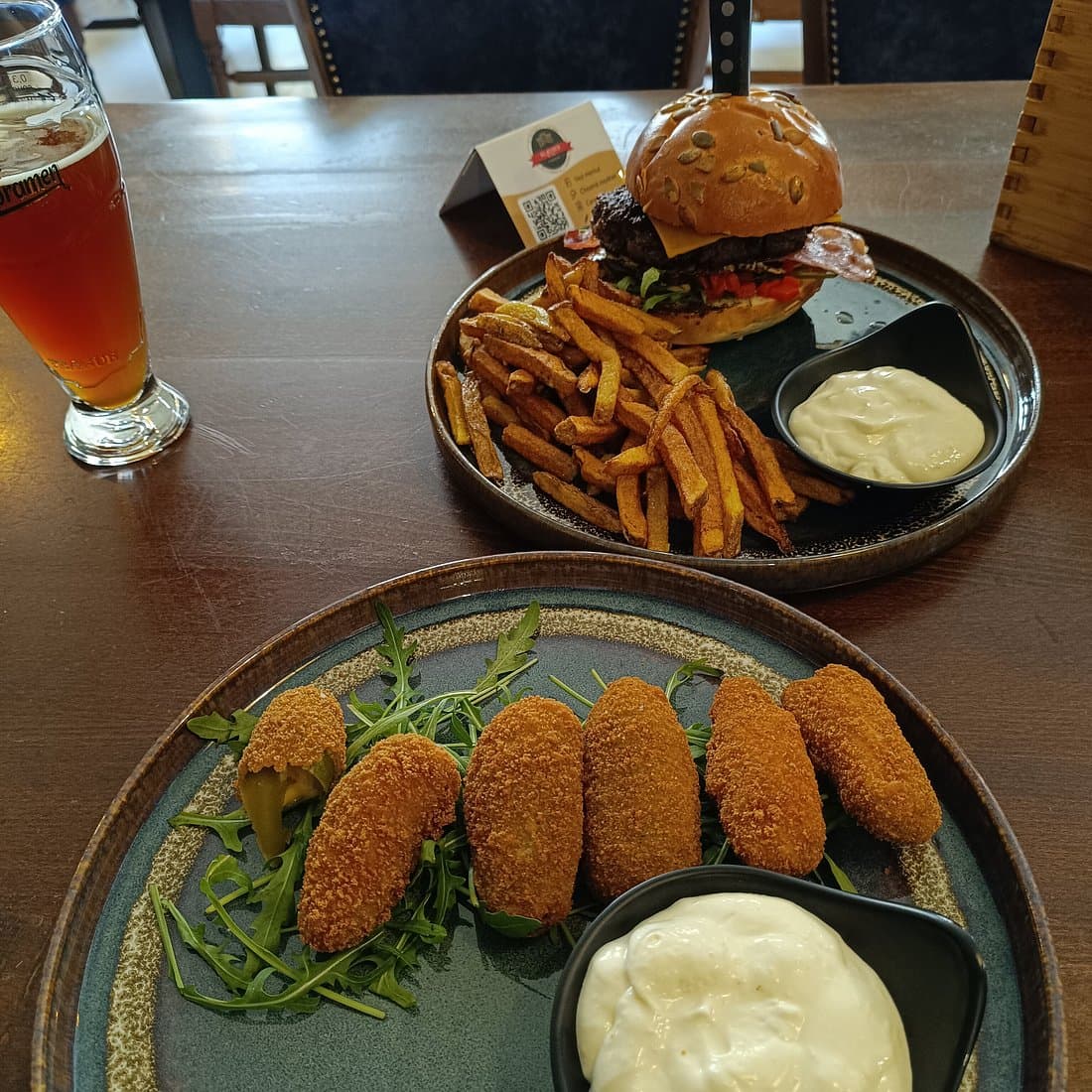 Burger cu ardei pane și o halbă de bere