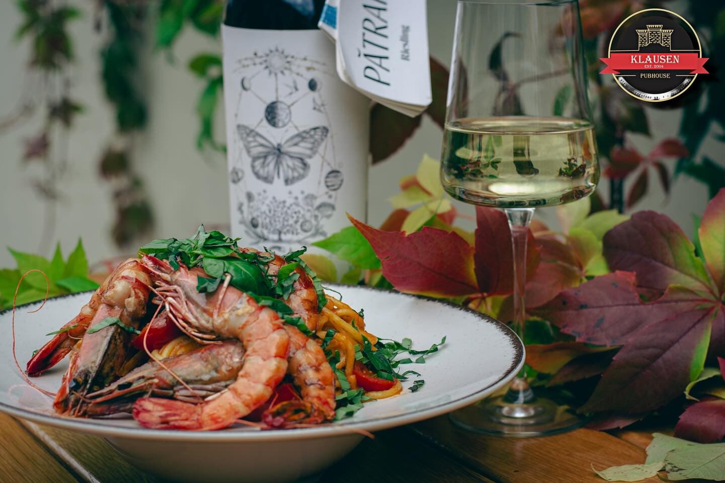 Creveți cu paste și pahar de vin alb
