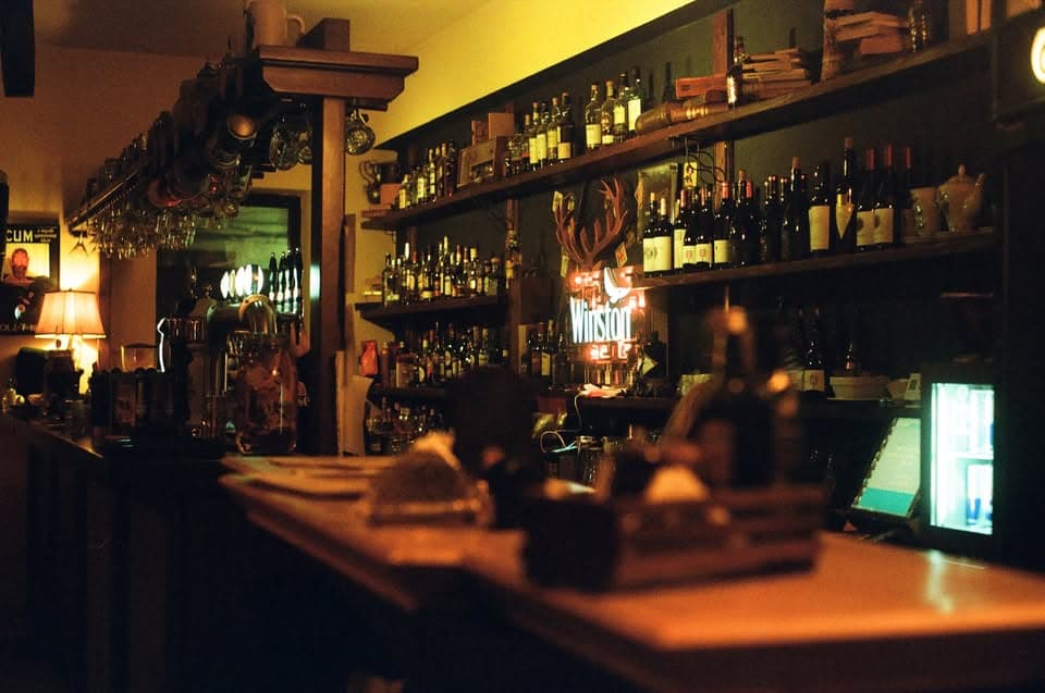 Interiorul Klausen Pubhouse, cu neon Winston și rafturi de sticle